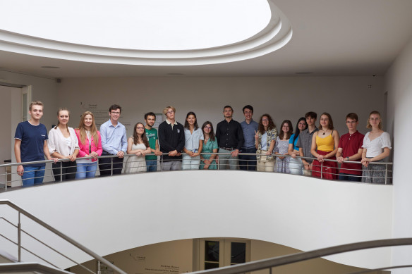 Gruppenfoto mit den Teilnehmer*innen der Jungen Europäischen Sommerschule