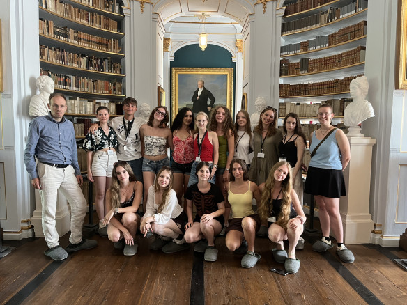 JES 2026 - Gruppenfoto im Rokokosaal