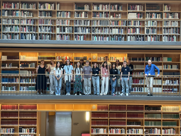JES 2025 - Gruppe im Bücherkubus der Herzogin Anna Amalia Bibliothek