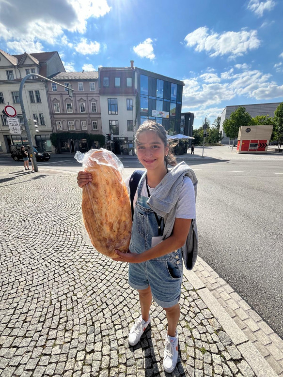 Weimar - Marija mit einem Riesenbrot