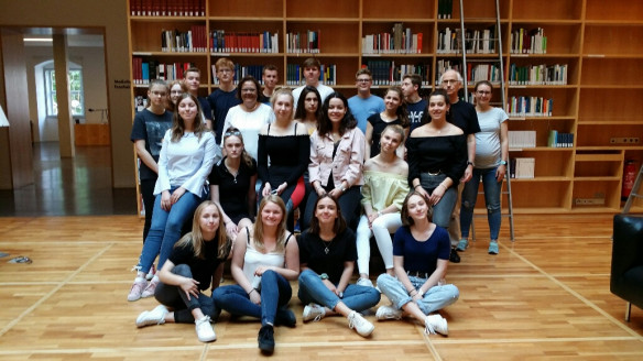 Gruppenbild im Bücherkubus 