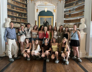 JES 2026 - Gruppenfoto im Rokokosaal