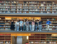 JES 2025 - Gruppe im Bücherkubus der Herzogin Anna Amalia Bibliothek