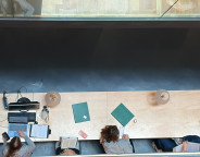 JES 2026 - Arbeit am Faust-Thema in der Bibliothek - Blick von oben